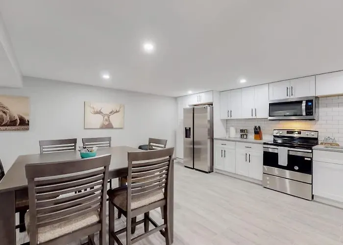 Modern & Updated Unit In Prime Location