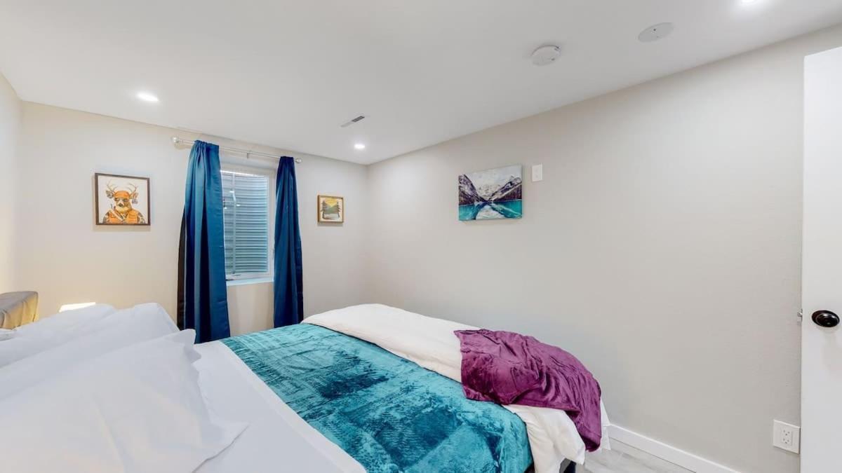 Holiday home Modern & Updated Unit In Prime Location *