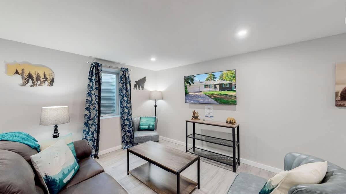 Modern & Updated Unit In Prime Location Holiday home