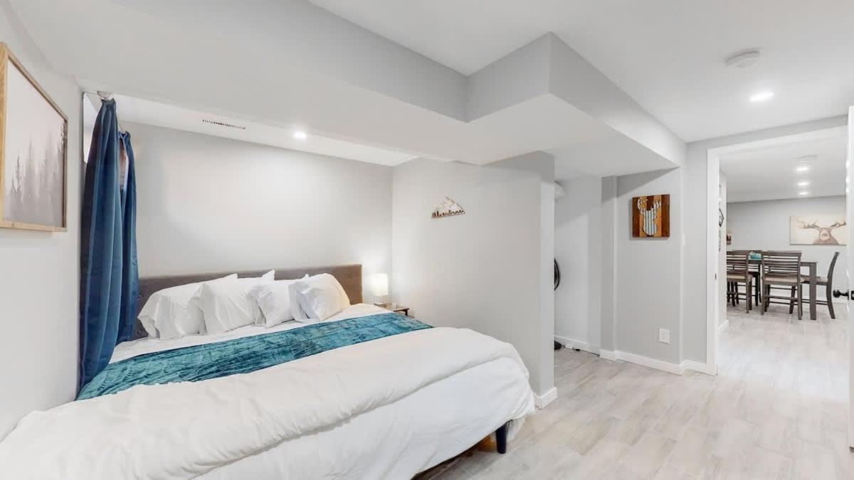 Holiday home Modern & Updated Unit In Prime Location *